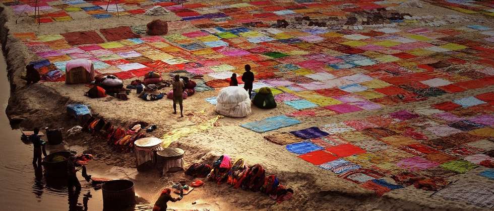 "Colorful India", bank of the Yamuna river just opposite the famous Taj Mahal