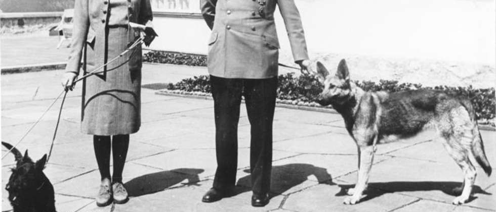 Adolf Hitler and Eva Braun with dogs at the Berghof ( Bundesarchiv, B 145 Bild-F051673-0059 / CC-BY-SA )