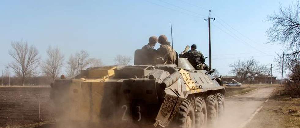 Ukrainian border guards patrol in the Kharkiv region near the border with Russia, on March 26, 2014 ( Sergey Bobok (AFP) )