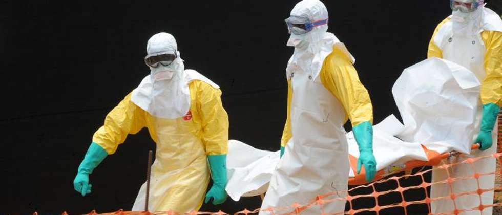 Du personnel de Médecins sans frontières transporte le corps d'une victime d'Ebola, à Guéckédou, dans le sud de la Guinée, le 1er avril 2014 ( SEYLLOU (AFP) )