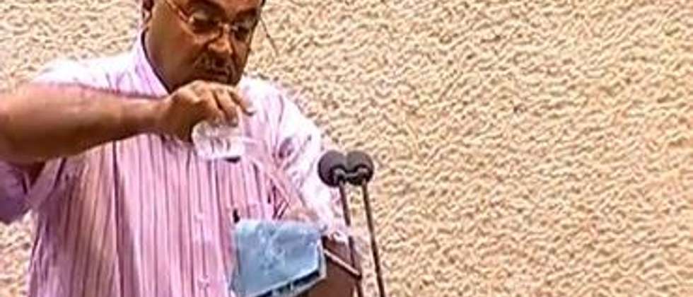 Ahmed Tibi pouring water on Prawer Bill ( Knesset Channel )