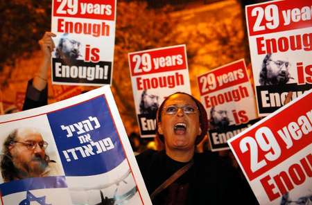 Israeli protesters call for the release of convicted US spy Jonathan Pollard during a demonstration in Jerusalem on January 2, 2014 Gali Tibbon (AFP/File)