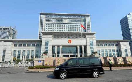 A vehicle believed to be ferrying once-powerful politician Bo Xilai, arrives at the Shandong high court building in Jinan on October 25, 2013 ( Goh Chai Hin (AFP) )