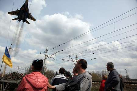 A Ukrainian warplane flies above pro-Russian activists blocking a column of Ukrainian armoured vehicles in the eastern city of Kramatorsk, on April 16, 2014 Anatoliy Stepanov (AFP)