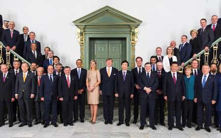 Le roi Willem-Alexander et la reine Maxima des Pays-Bas posent avec les chefs d'Etat et de gouvernement à l'occasion d'un sommet sur la sécurité nucléaire, à La Haye le 24 mars 2014 Frank Van Beek (POOL/AFP)