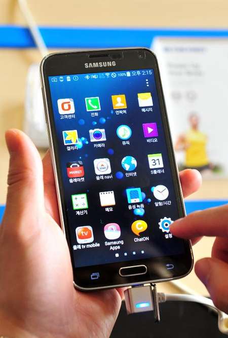 A customer looks at Samsung Galaxy S5 smartphone at a mobile phone shop in Seoul on March 27, 2014 Jungg Yeon-Je (AFP/File)