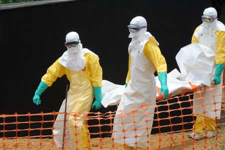 Du personnel de Médecins sans frontières transporte le corps d'une victime d'Ebola, à Guéckédou, dans le sud de la Guinée, le 1er avril 2014 ( SEYLLOU (AFP) ) Du personnel de Médecins sans frontières transporte le corps d'une victime d'Ebola, à Guéckédou, dans le sud de la Guinée, le 1er avril 2014 ( SEYLLOU (AFP) )