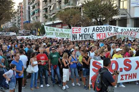 Riot police scuffle with school guards in Athens | i24news - See.