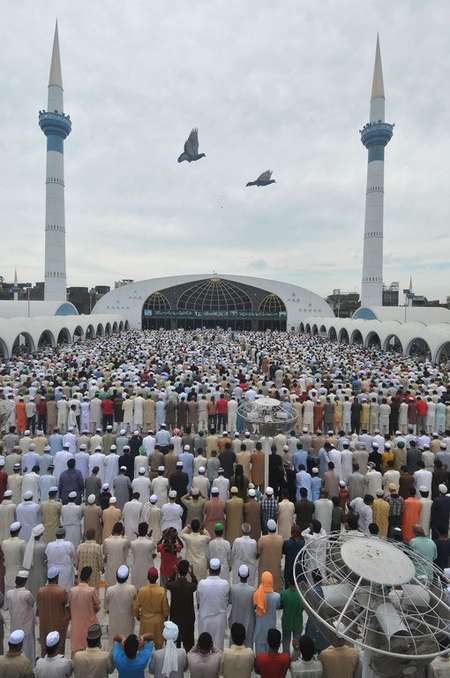 Pakistani Muslims offer Jummat-ul-Vida, last Friday, prayers during the holy month of Ramadan, in Lahore, August 2, 2013 - Photo: Arif Ali - AFP/File